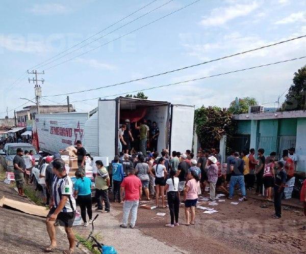 $!Saquean tráiler averiado en la México 15; transportaba mercancía de papelería