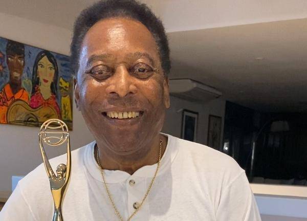 Pelé está consciente y se recupera de la intervención quirúrgica.