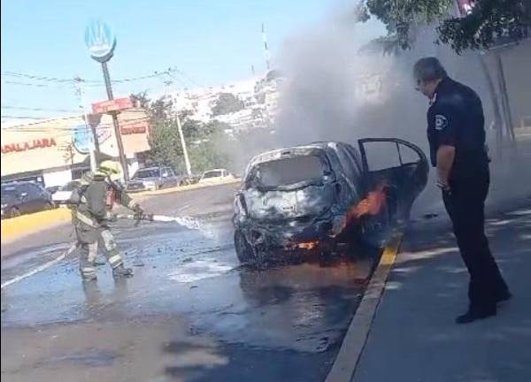 Fuego consume vehículo afuera de parque en Culiacán