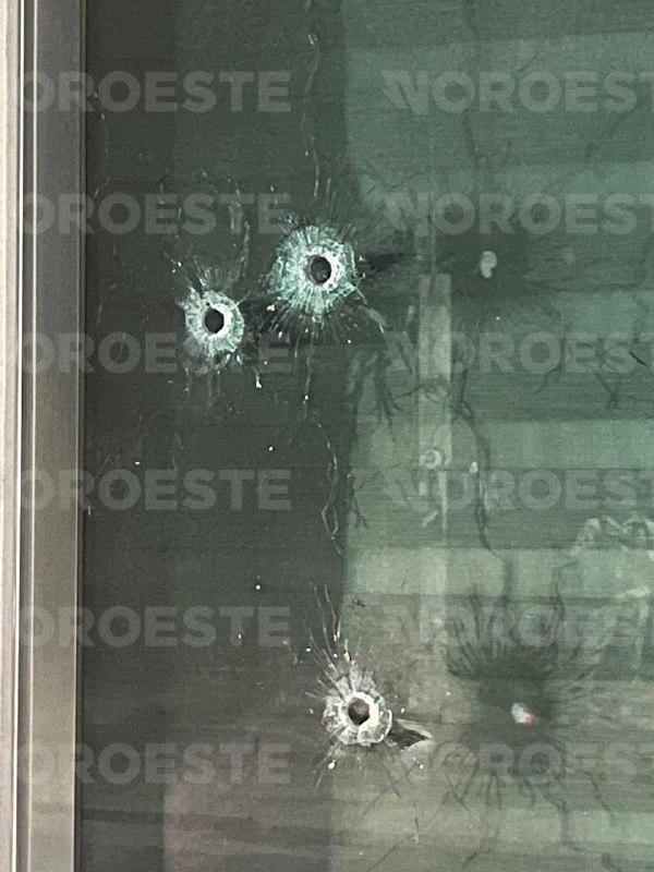 $!Incendian vehículos y balean vivienda en la colonia Emiliano Zapata, Culiacán