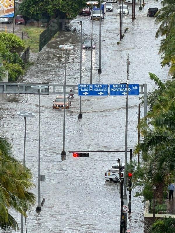 $!Unos minutos de lluvia y vialidades de Mazatlán se inundan