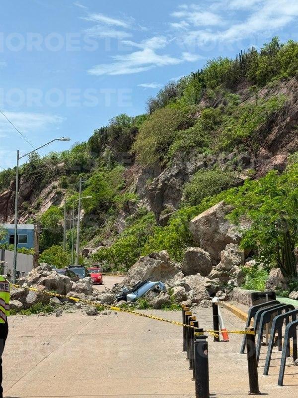 $!Deja dos personas lesionadas y cinco vehículos dañados derrumbe de rocas a un costado del Faro de Mazatlán