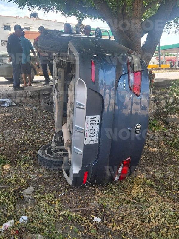 $!Choque en la México 15 deja dos heridos; auto termina volcado en El Rosario