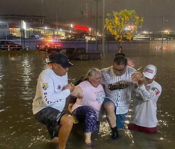 Trasladan por lluvias a 300 personas, auxilian a 20 en carros varados y vehículo cae a canal en la Marina