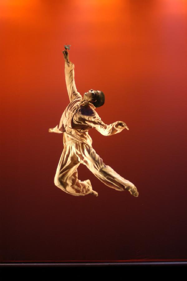 $!El artista en una de sus presentaciones con Delfos.