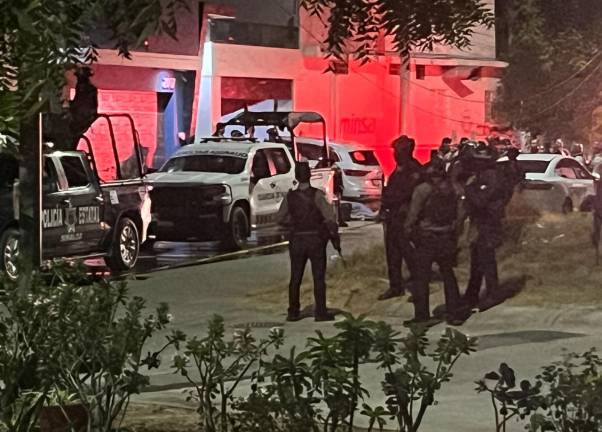Una balacera con uso de explosivos en un domicilio de Culiacán dejó un saldo de un fallecido, dos lesionados y dos detenidos.