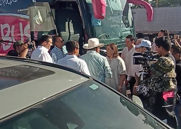 Se detiene Xóchitl Gálvez en manifestación de productores en Culiacán
