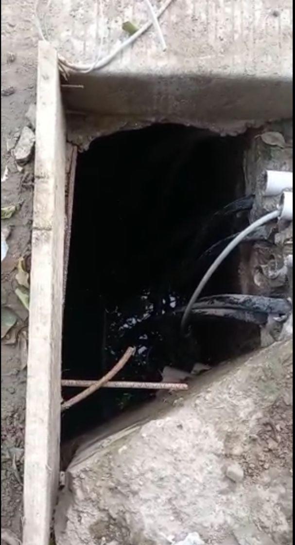 $!La gente sin agua, desesperada, abre registros de Telmex en Mazatlán para sacar el agua sucia estancada y llevarla a casa