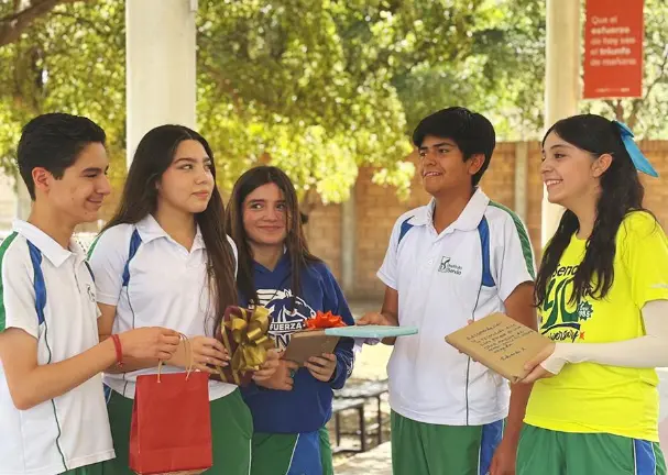 Los alumnos intercambian libros durante la Feria del Libro Senda.