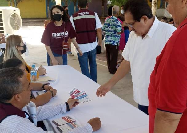 Manuel de Jesús Guerrero al emitir su voto.