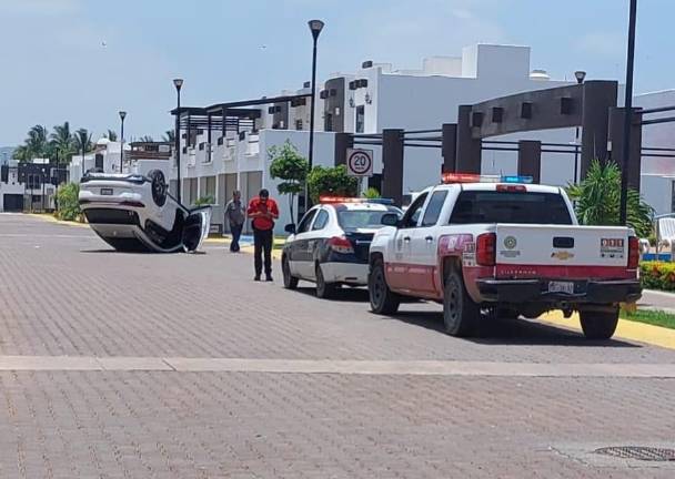 La camioneta terminó con las llantas hacia arriba.