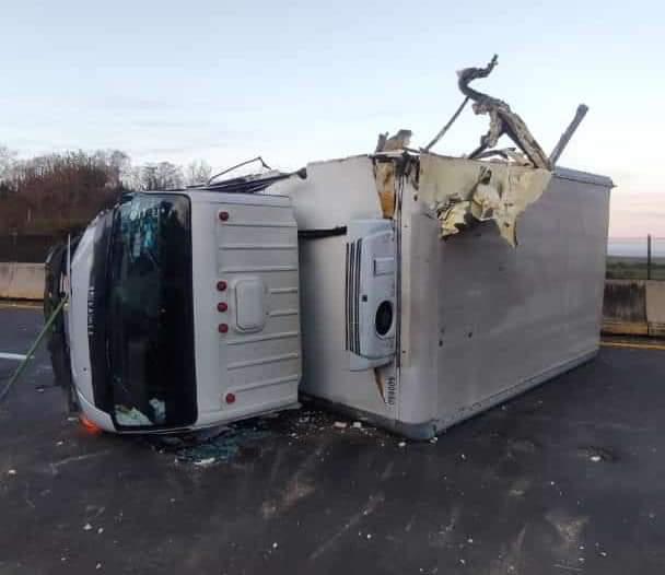 $!Vuelca camión de carga tras chocar contra otro en la autopista Mazatlán-Culiacán; el tráfico es lento