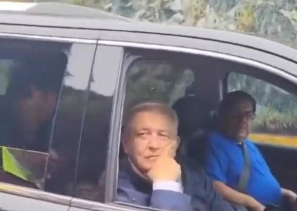 López Obrador en su intento para llegar a Acapulco, Guerrero, pero la Autopista del Sol bloqueada.