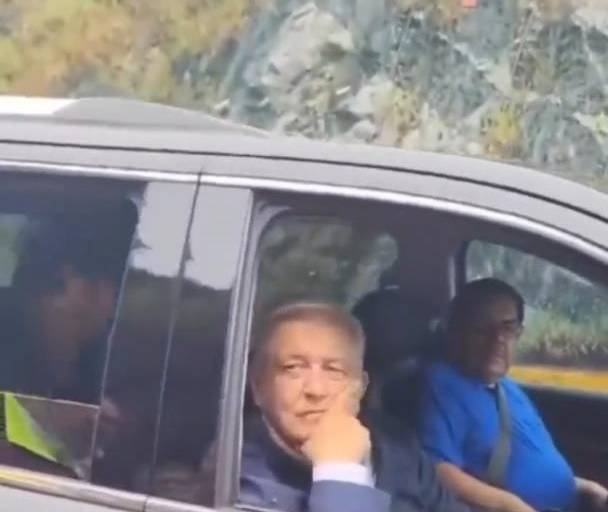 Se dirige AMLO hacia Acapulco tras paso de ‘Otis’; autopista bloqueada impide su paso