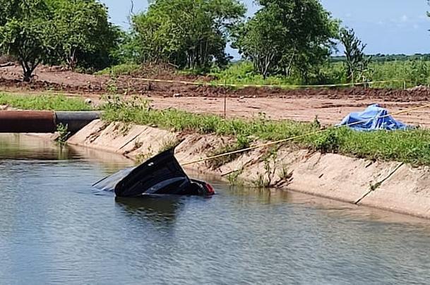 Mujer muere al caer en su auto a canal de riego en Mazatlán