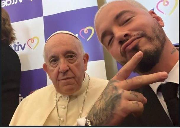 El Papa Francisco y J Balvin.