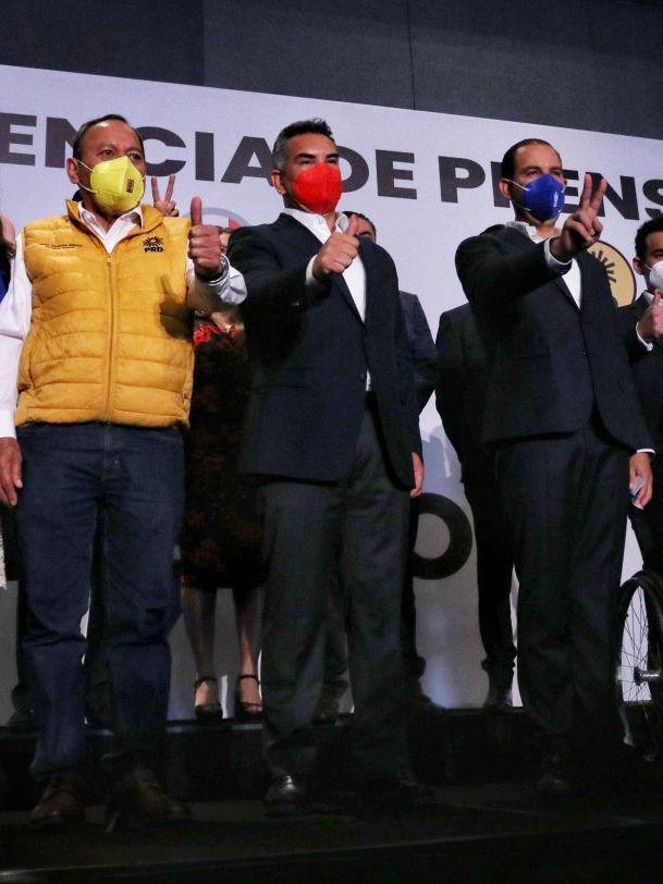 $!De izquierda a derecha: Jesús Zambrano, dirigente del PRD; Alejandro Moreno, presidente del PRI, y Marko Cortés, líder nacional del PAN.