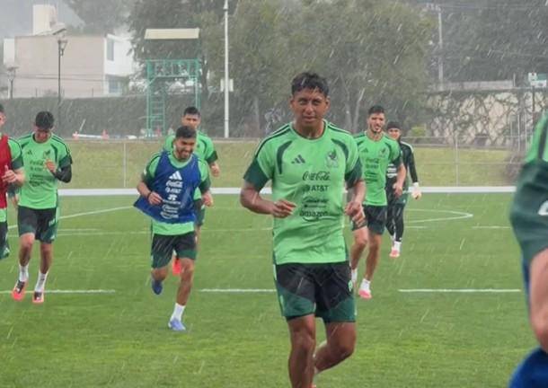 El sinaloense Luis Romos y el resto de los seleccionados mexicanos entrenaron en lo CDMX en medio de una fuerte lluvia.
