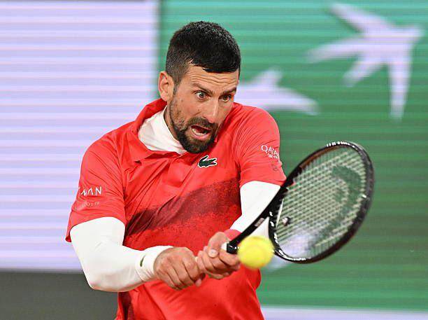 El ‘centenario’ Djokovic vuelve victorioso a la central de París