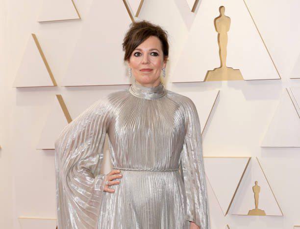 Desfilan celebridades por la alfombra roja de los Oscar 2022