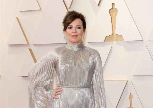 Desfilan celebridades por la alfombra roja de los Oscar 2022