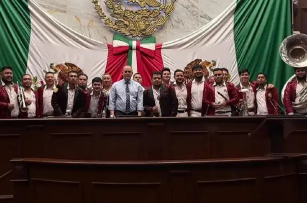 La agrupación acudió al Congreso de Michoacán con motivo de los festejos del Día del Padre.