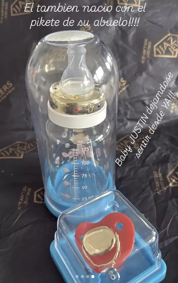 $!Regala Arcángel un biberón de 14 quilates a su nieto