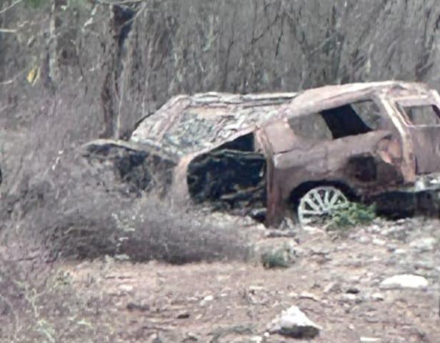 $!Encuentran cuerpo carbonizado una persona y tres camionetas calcinadas en Amole, cerca de El Quelite