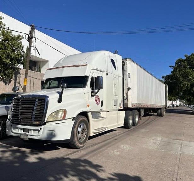 $!Aseguran un tráiler refrigerado con tres vehículos de contrabando en su interior, en Ahome