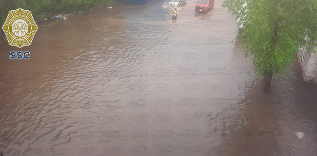$!Lluvias dejan inundaciones y caída de árboles en CDMX; se desborda presa en Naucalpan