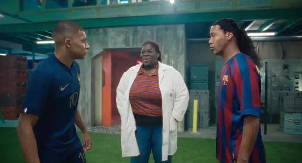 Kylian Mbappé y Ronaldinho son parte del video.