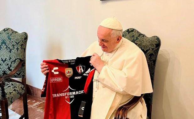 El Papa Francisco muestra la playera de los rojinegros.