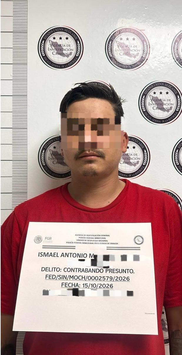 $!Aseguran un tráiler refrigerado con tres vehículos de contrabando en su interior, en Ahome