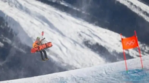 La estadounidense Lindsey Vonn abandonó la prueba de descenso del esquí alpino en los Juegos Olímpicos de Invierno Milano Cortina 2026 tras una fuerte caída.