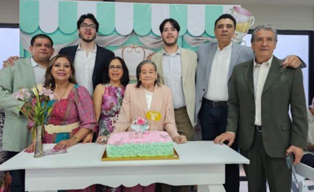 $!Sus yernos y nuera estuvieron felices de acompañarla, pues quieren a Doña Maty como su madre.