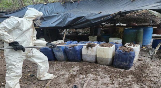 Operativo conjunto inhabilita laboratorios y asegura armamento en Culiacán y Badiraguato.