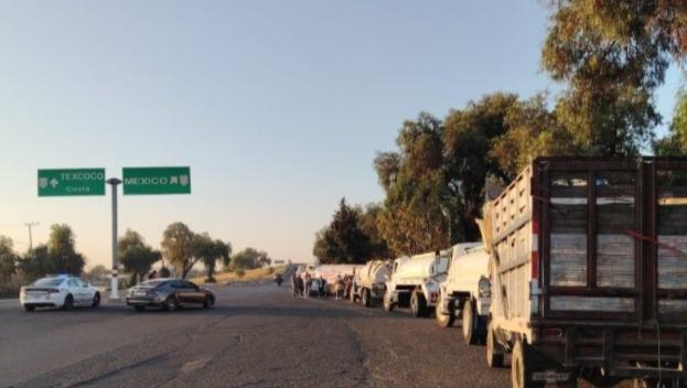 $!Cierre parcial de circulación de un entronque de la carretera Pachuca-Tuxpan con dirección Texcoco en el Estado de México.