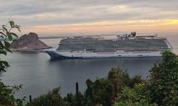 $!Con más de 4 mil pasajeros, llega a Mazatlán el Norwegian Bliss