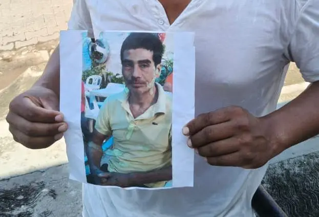 $!Arrastrando su moto y alzando la voz: Lázaro rompe el miedo en El Rosario para buscar a su hermano