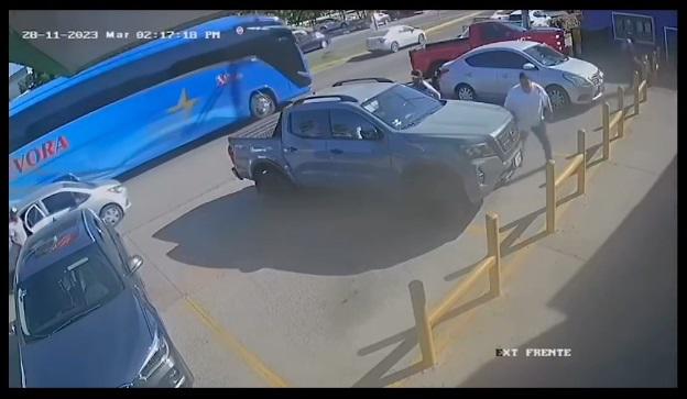 En el video se puede ver como roban el vehículo y después huyen.