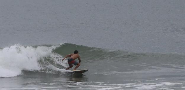 $!Surfistas retan a ‘Olaf’ en Mazatlán