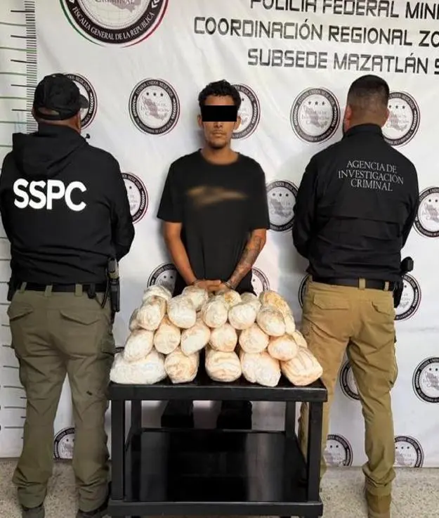 $!Aseguran 22 kilos de metanfetamina ocultos en maleta en Escuinapa