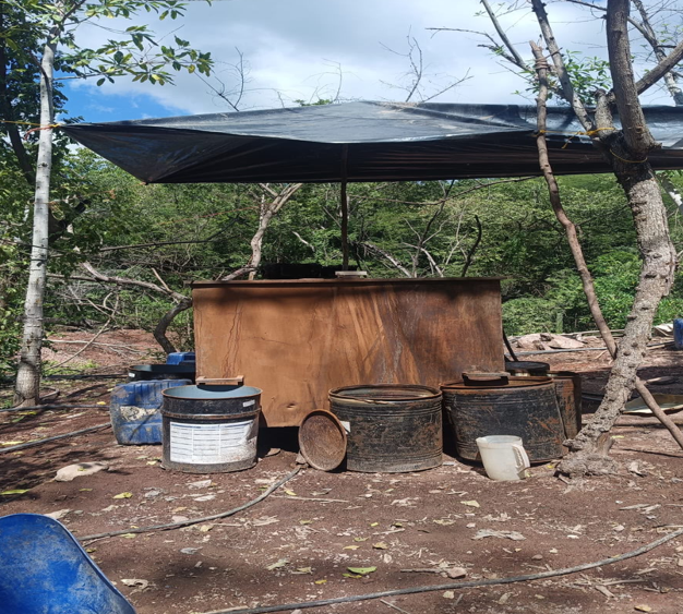 $!Inhabilitan cinco laboratorios clandestinos y destruyen metanfetamina en Cosalá