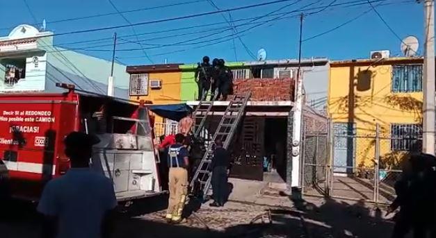 $!Intenta hombre incendiar casa en La Foresta, y es detenido al entregarse en la azotea