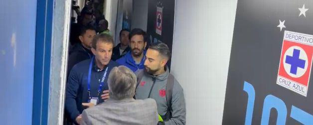 Miguel Herrera e Iván Alonso se hacen de palabras y empujones