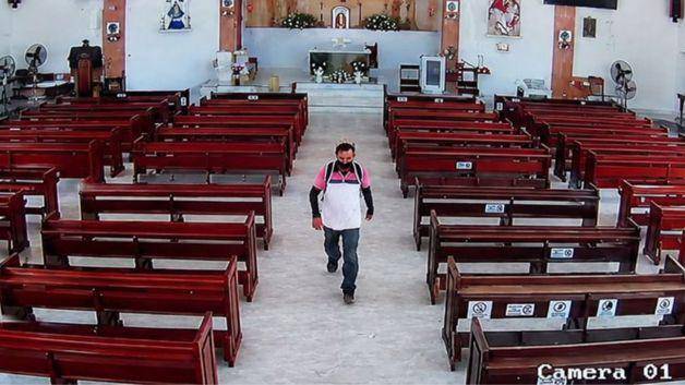 Las cámaras de seguridad de la parroquia grabaron al hombre cuando ingresó al templo, retiró una bocina del área del altar y huyó.