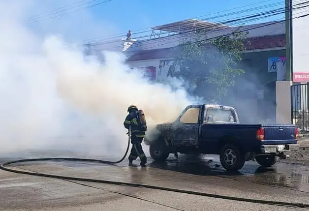 $!Se incendia camioneta en la avenida Las Torres, en Mazatlán