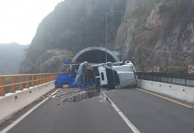 Por volcadura de tráiler cierran la Autopista Durango-Mazatlán.