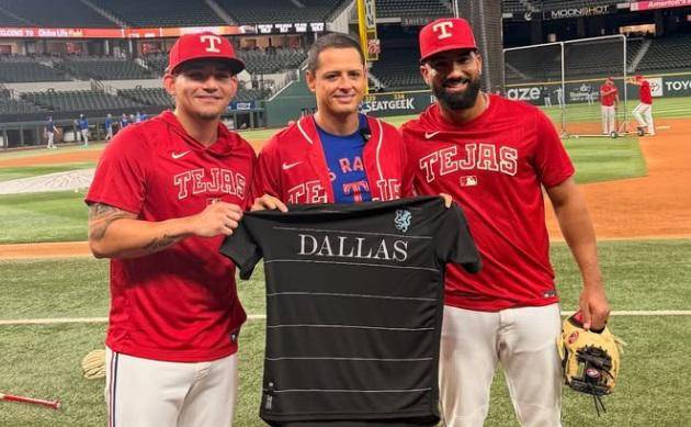 Javier “Chicharito” Hernández fue el encargado de lanzar la primera bola previo al encuentro entre Rangers y Azulejos en Arlington.