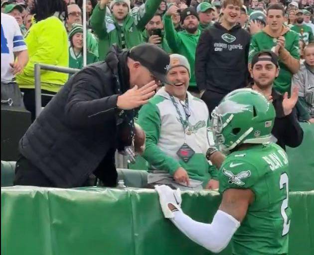 Mike Trout recibió el ‘balón del partido’ al presenciar juego de la NFL